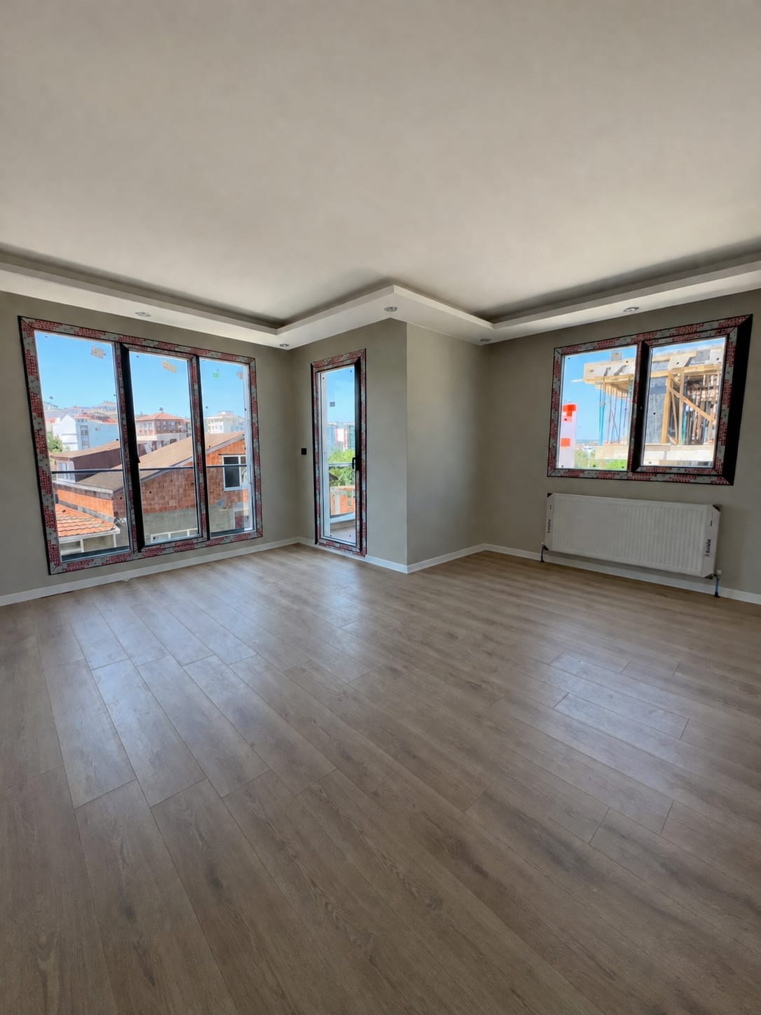 Sonraki resim için tıklayın ÇEKMEKÖY BÖLGESİNDE SATILIK ARAKAT DAİRE