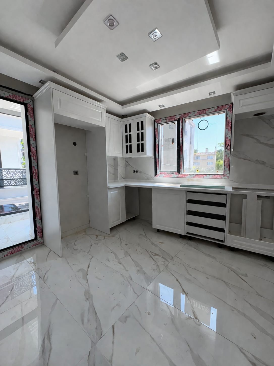 Sonraki resim için tıklayın ÇEKMEKÖY BÖLGESİNDE SATILIK ARAKAT DAİRE
