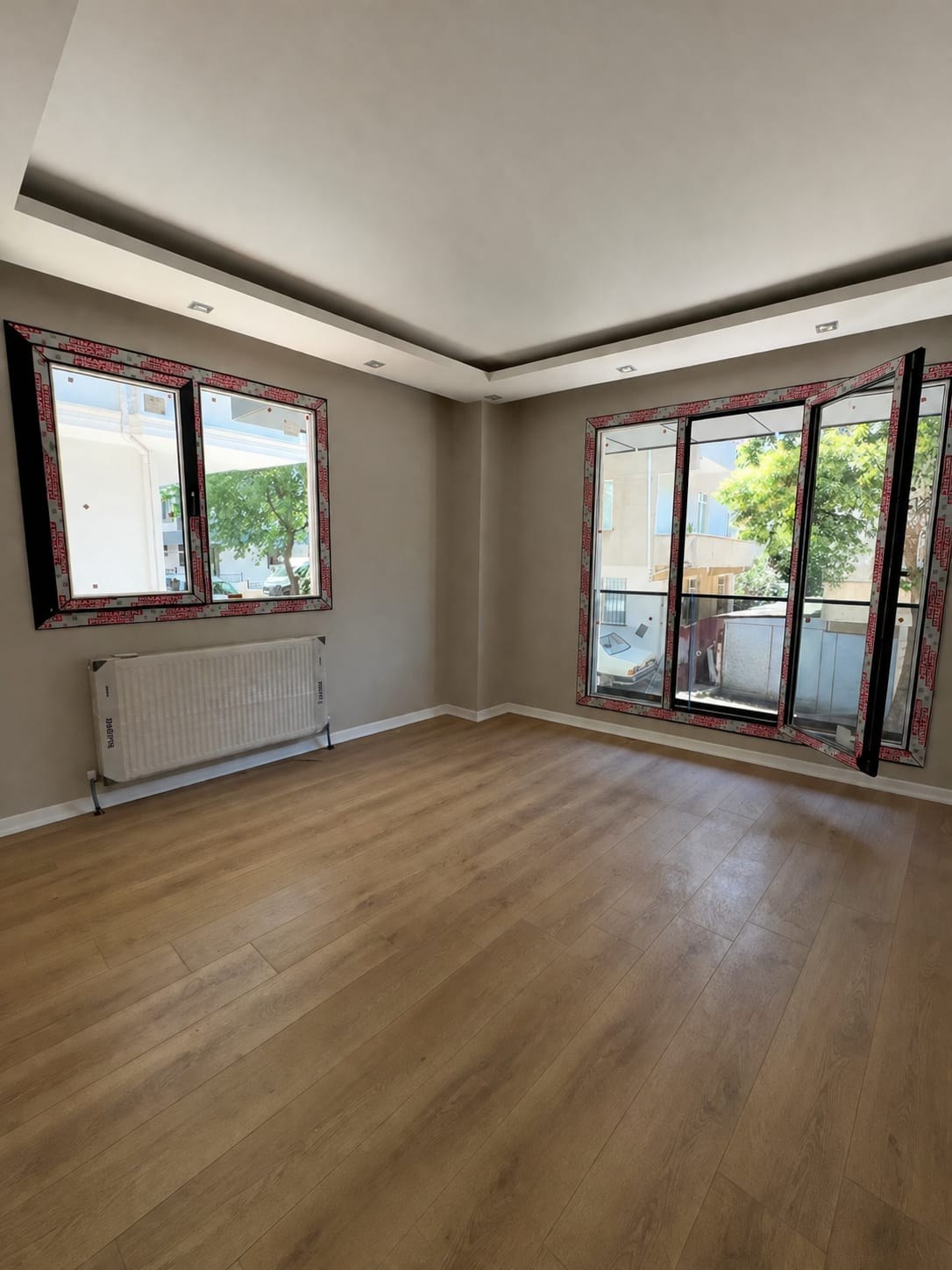 Sonraki resim için tıklayın ÇEKMEKÖY BÖLGESİNDE SATILIK ARAKAT DAİRE