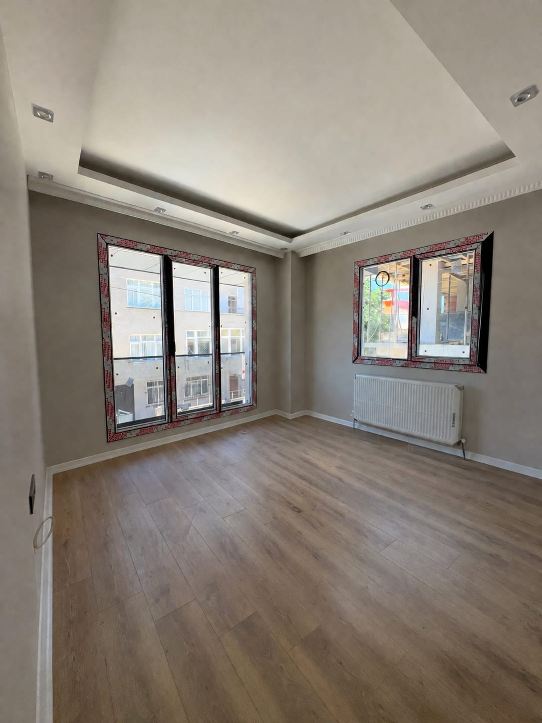 Sonraki resim için tıklayın ÇEKMEKÖY BÖLGESİNDE SATILIK ARAKAT DAİRE